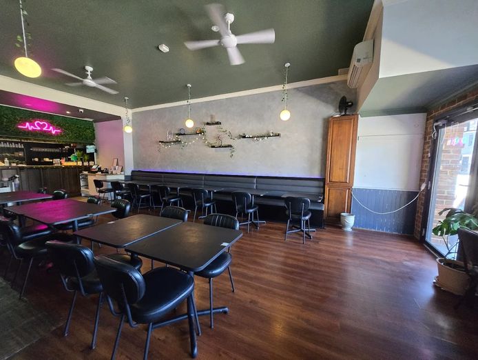 under-offer-low-rent-923-week-modern-restaurant-with-smll-bar-licence-2