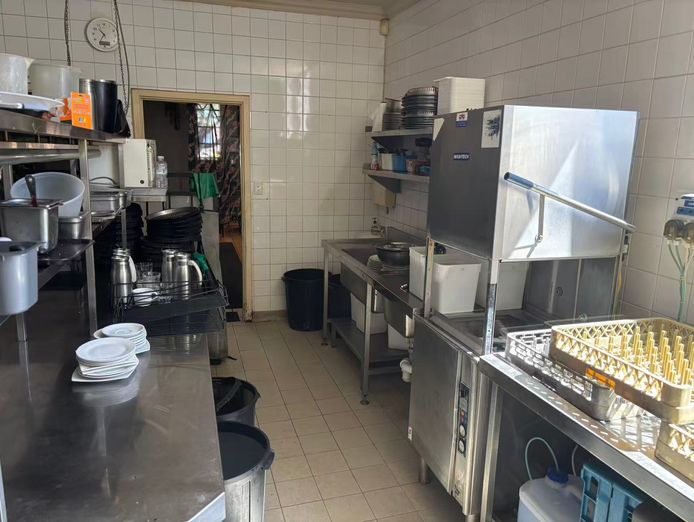 prime-corner-restaurant-opportunity-fully-equipped-ready-to-trade-4