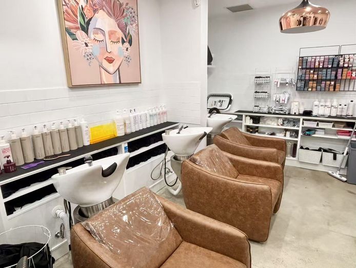 beautiful-boutique-hair-salon-perfect-for-an-ambitious-hairdresser-0