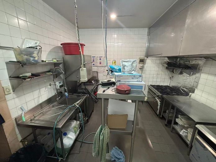 under-offer-low-rent-923-week-modern-restaurant-with-smll-bar-licence-3