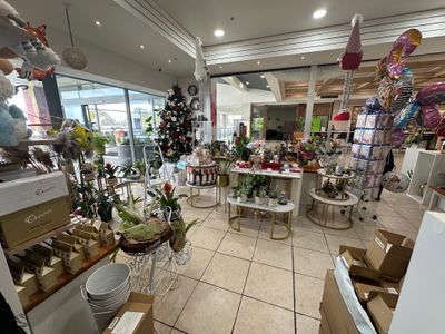 florist-in-high-foot-traffic-location-with-vending-machine-3