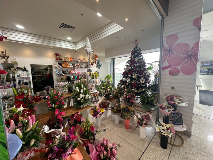 florist-in-high-foot-traffic-location-with-vending-machine-2