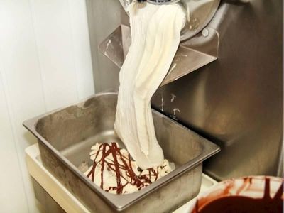 gelateria-shop-with-onsite-production-1