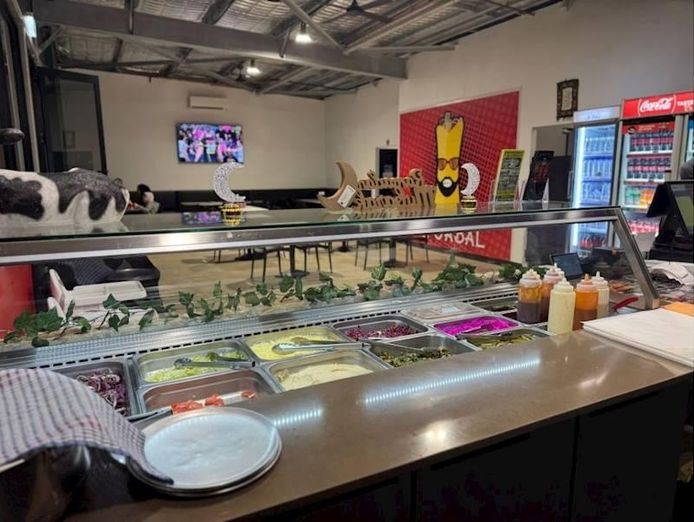 amazing-pizza-burger-shawarma-eatery-with-acai-truck-3