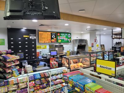 independent-convenience-store-duncan-st-west-end-waiting-to-be-renamed-2