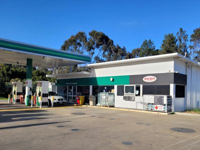 nightowl-armadale-service-station-bp-fuel-convenience-3