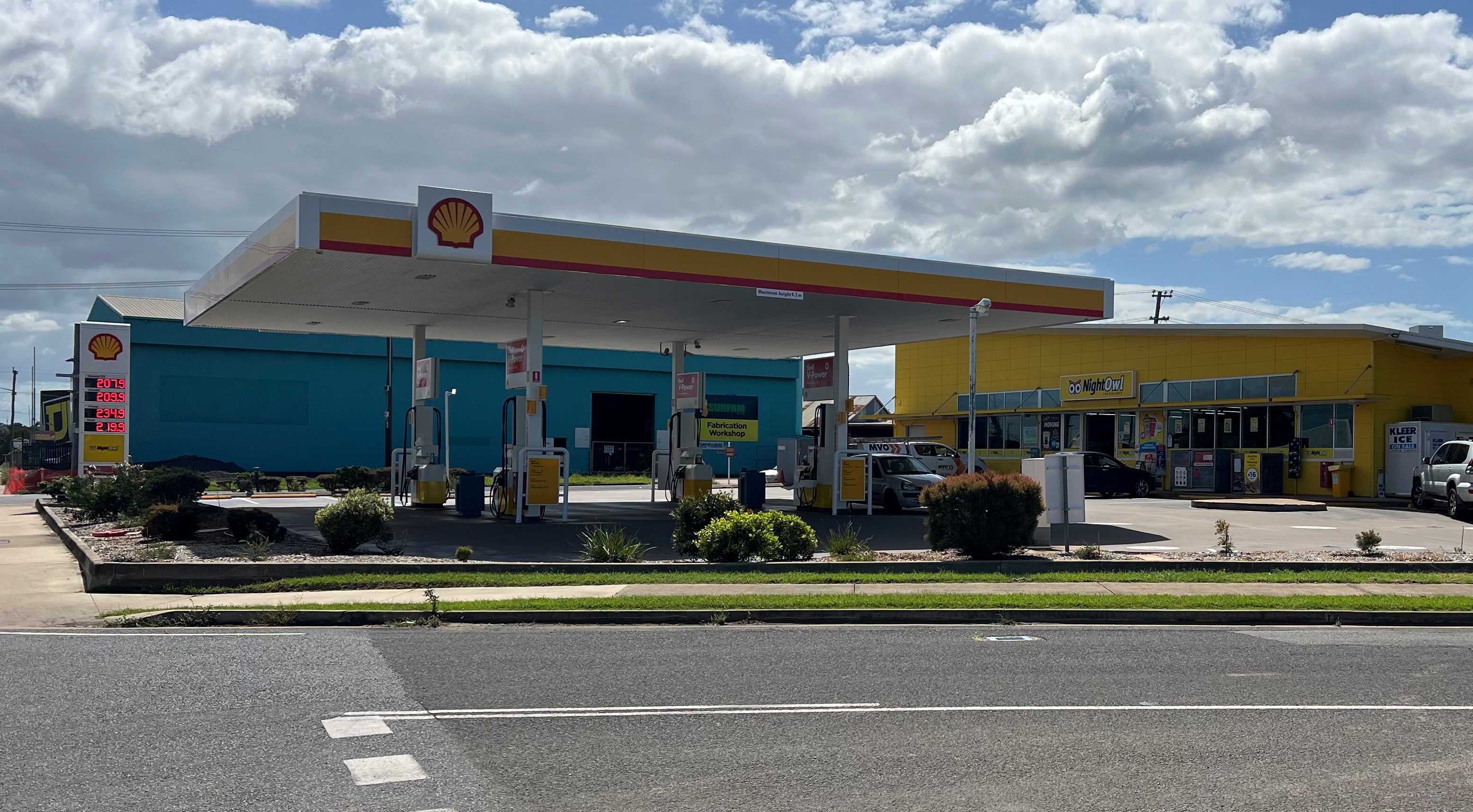 NIGHTOWL BUNDABERG EAST Service Station with bustling convenience store in Bundaberg East QLD