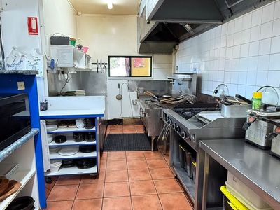 highly-popular-thai-restaurant-takeaway-shop-for-sale-busy-torquay-qld-location-9