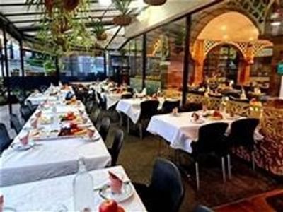 whether-you-39-re-in-the-mood-for-a-casual-lunch-or-a-more-formal-dinner-farah-res-6