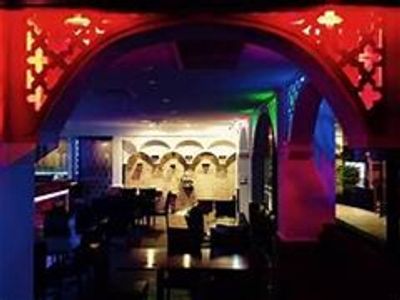whether-you-39-re-in-the-mood-for-a-casual-lunch-or-a-more-formal-dinner-farah-res-5