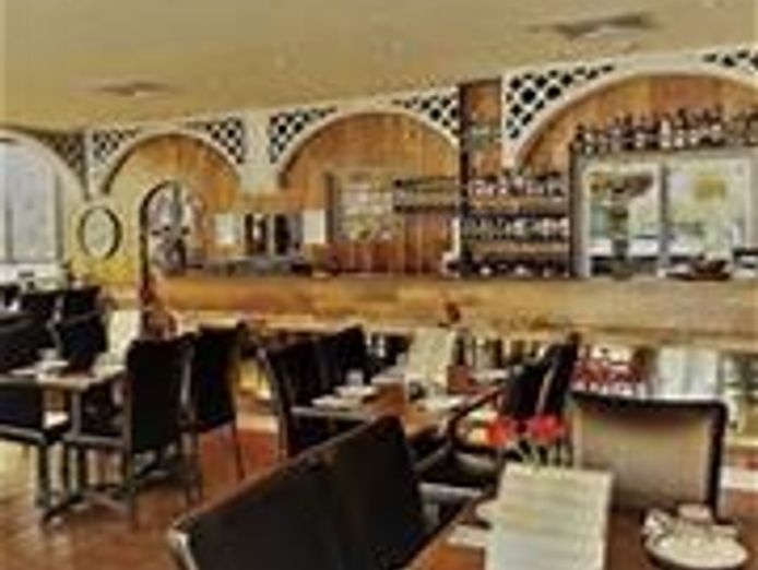 whether-you-39-re-in-the-mood-for-a-casual-lunch-or-a-more-formal-dinner-farah-res-7