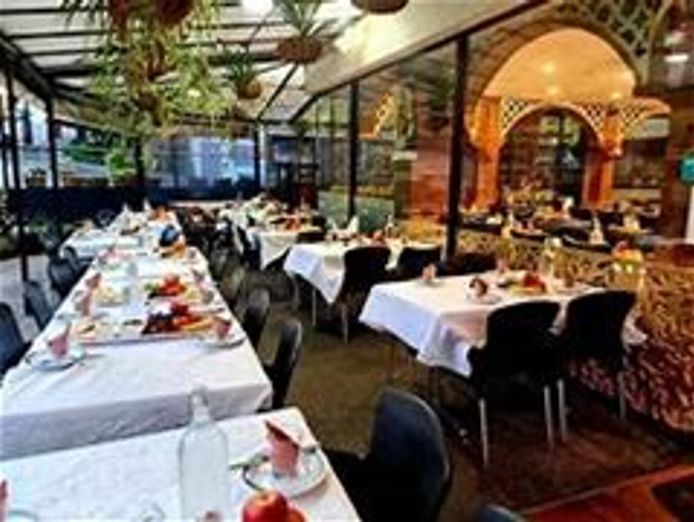 whether-you-39-re-in-the-mood-for-a-casual-lunch-or-a-more-formal-dinner-farah-res-4
