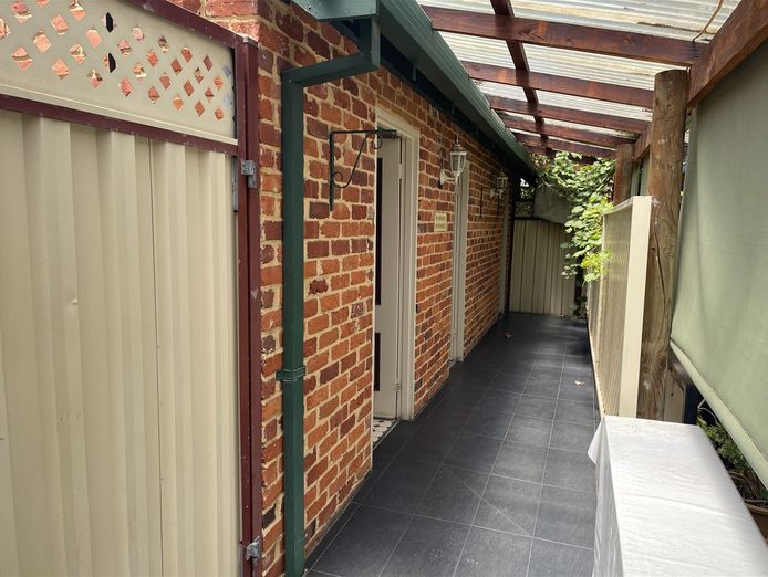 prime-restaurant-business-for-sale-in-guildford-great-location-amp-profit-1