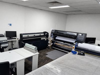 signage-print-opportunity-repeat-b2b-clients-in-a-high-growth-commercial-hub-2