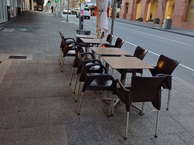 busy-5-day-cafe-with-cbd-location-5