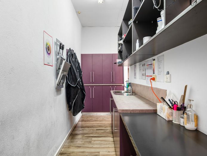under-offer-this-hair-salon-is-a-must-see-5