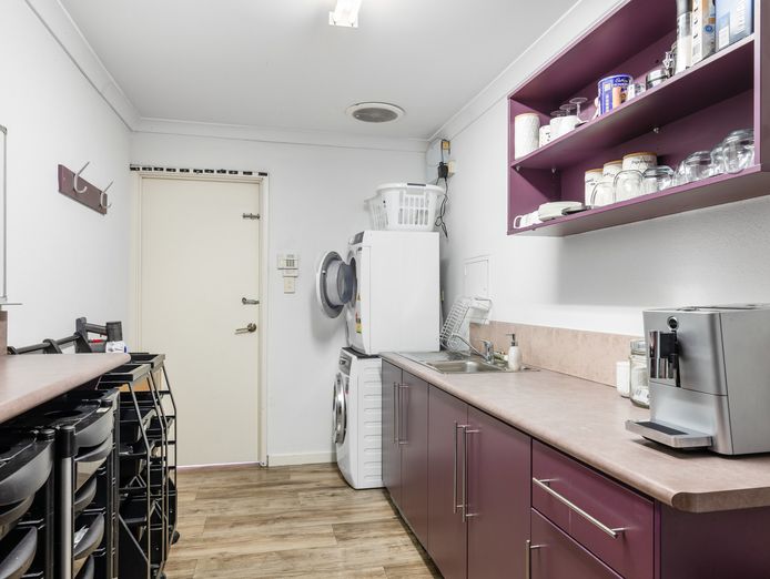 under-offer-this-hair-salon-is-a-must-see-6