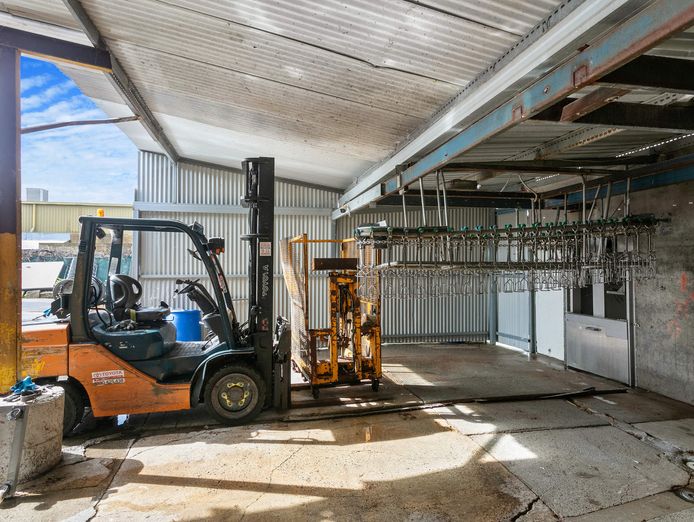 on-offer-a-poultry-processing-facility-with-freehold-8