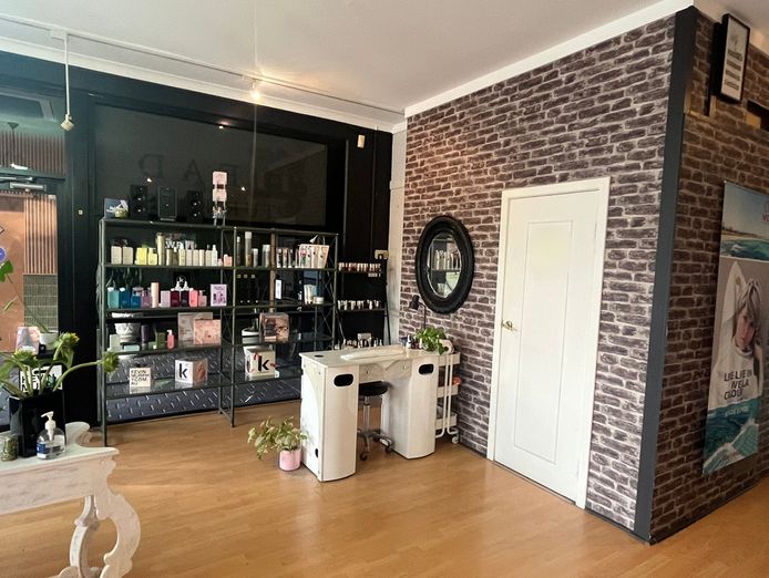 premium-hair-salon-in-a-prime-location-6