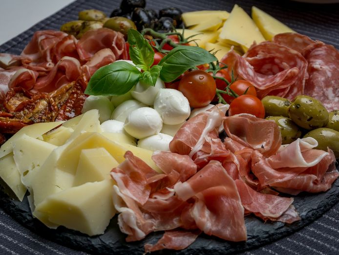 well-established-italian-restaurant-near-the-coast-2