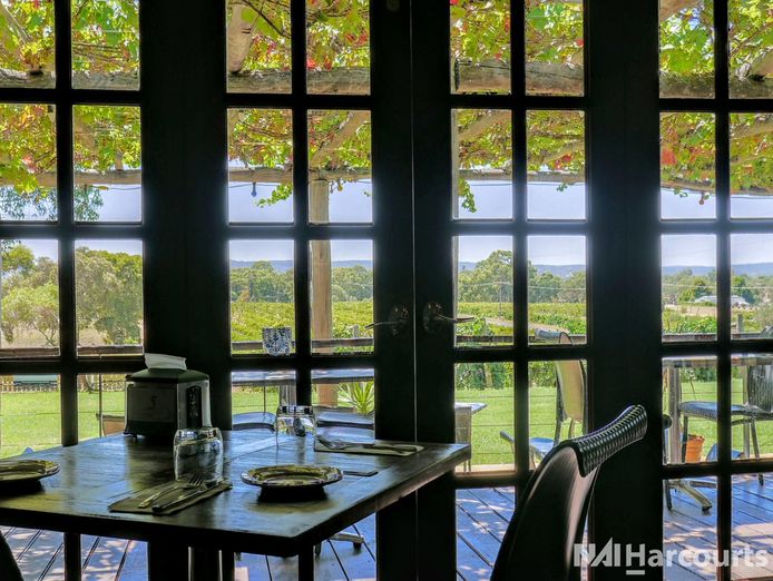 under-offer-award-winning-swan-valley-winery-vineyard-restaurant-6