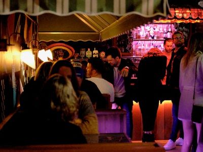 fly-lie-bar-kew-5