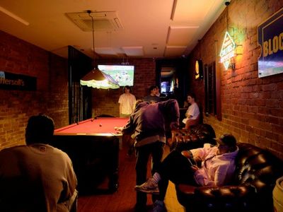 fly-lie-bar-kew-1