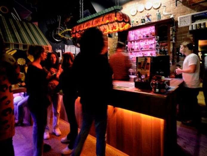 fly-lie-bar-kew-2