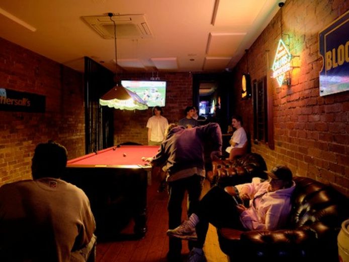 fly-lie-bar-kew-1