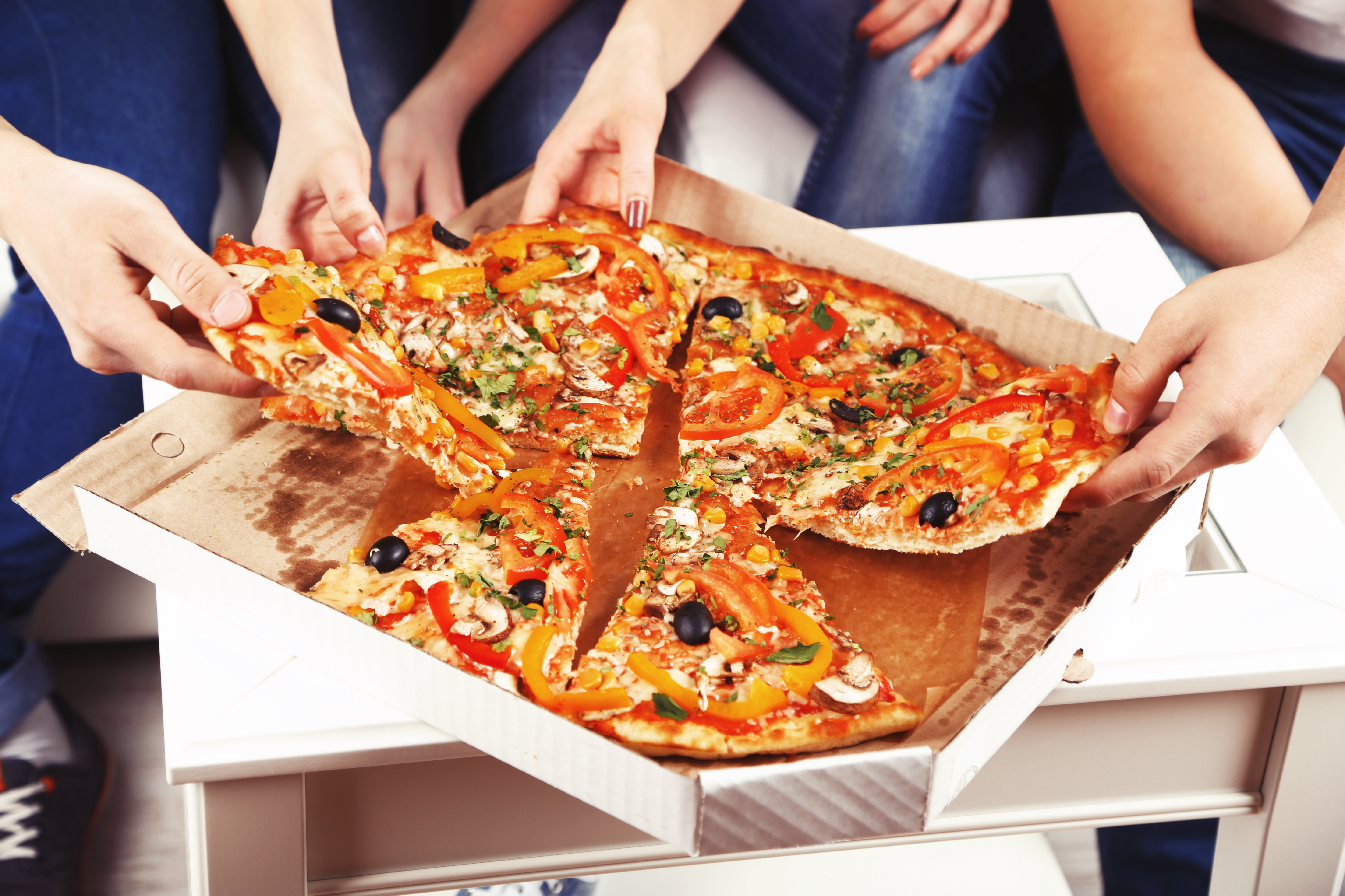 Delivery pizza. Пицца роллы. Пицца в коробке. Пицца в руке. Люди с пиццей.