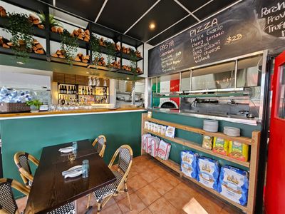 wood-fired-italian-gourmet-pizza-deli-at-gumdale-1