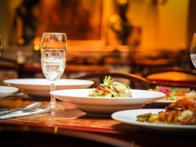 locals-favourite-consistently-booked-out-restaurant-1