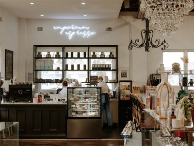 designer-vintage-emporium-amp-cafe-3