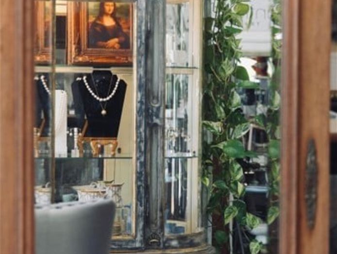 designer-vintage-emporium-amp-cafe-1