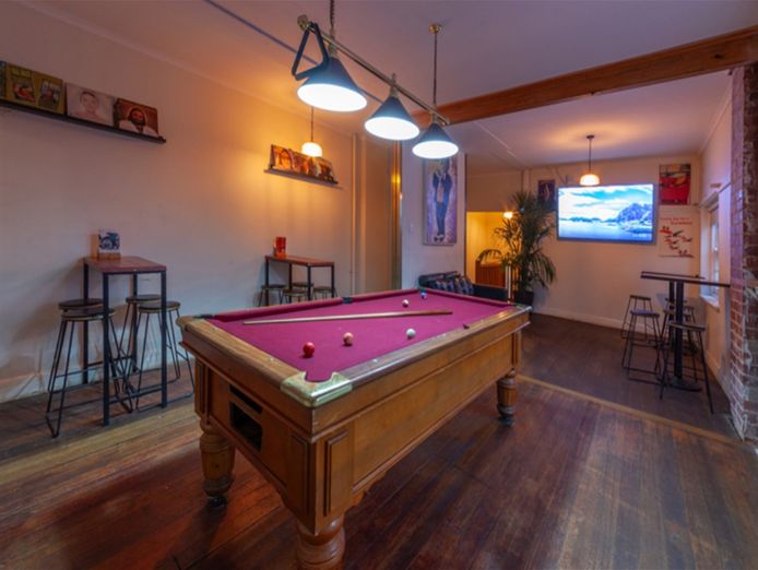 established-bar-in-landmark-location-ready-to-take-over-1