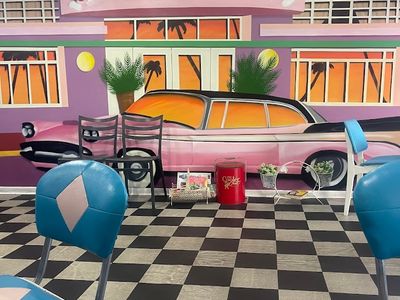 an-iconic-and-vibrant-50s-diner-airlie-beach-7
