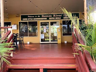 bemm-river-hotel-bar-bistro-holiday-accommodation-over-1-acre-of-prim-3