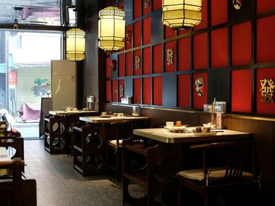 popular-sushi-train-restaurant-1