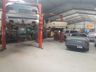 large-independent-automotive-workshop-great-facilities-0
