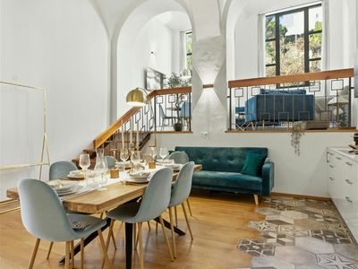 flooring-retail-business-strong-profits-regional-hub-2