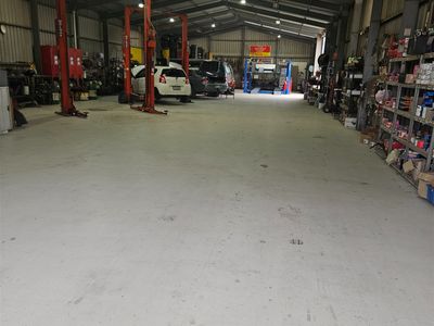 large-independent-automotive-workshop-great-facilities-4