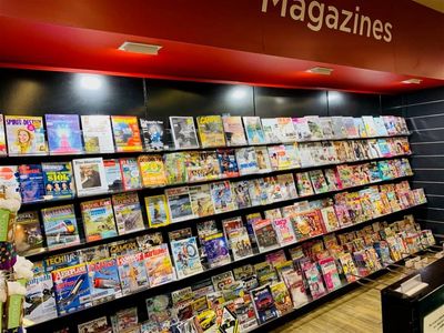 busy-shopping-centre-lotto-and-tobacconist-4