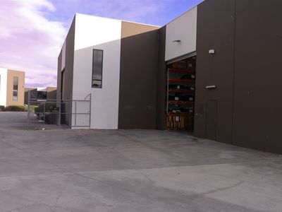 automotive-online-business-with-modern-warehouse-3