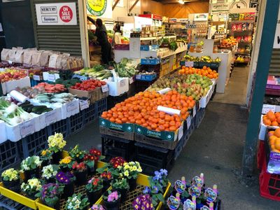 well-known-convenience-store-very-busy-location-4