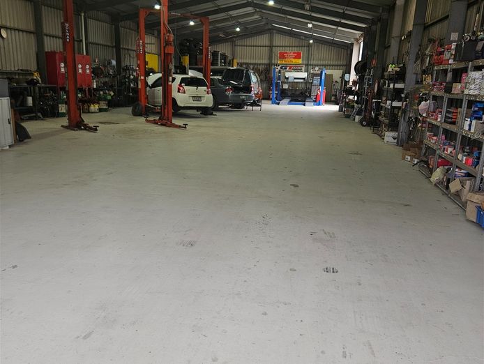 large-independent-automotive-workshop-great-facilities-4