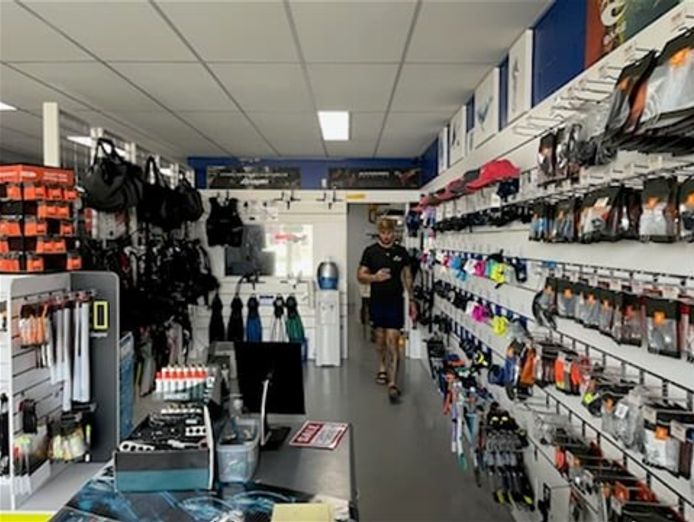 longest-and-largest-divers-world-retail-and-service-1