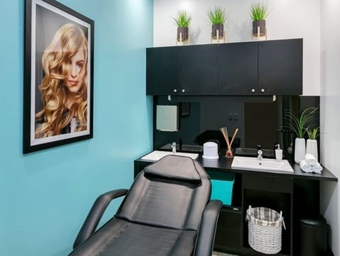 own-your-own-business-hairhouse-warehouse-dfo-cairns-4