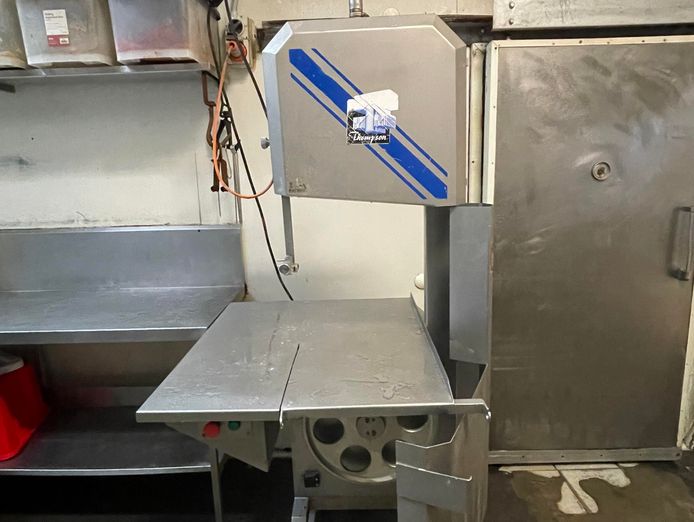 your-opportunity-to-grab-this-one-only-butcher-shop-in-carousel-for-189-000-6