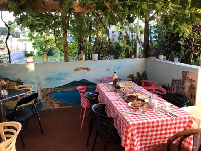authentic-italian-deli-shop-and-pizzeria-cafe-in-byron-bay-3