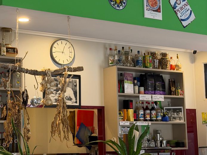authentic-italian-deli-shop-and-pizzeria-cafe-in-byron-bay-3